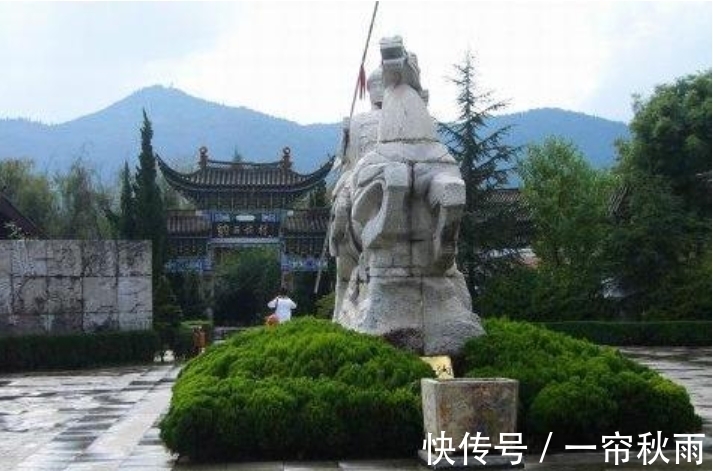 绕道$中国最“另类”的雕像:女人走过低下头,带孩子的市民都绕道离开