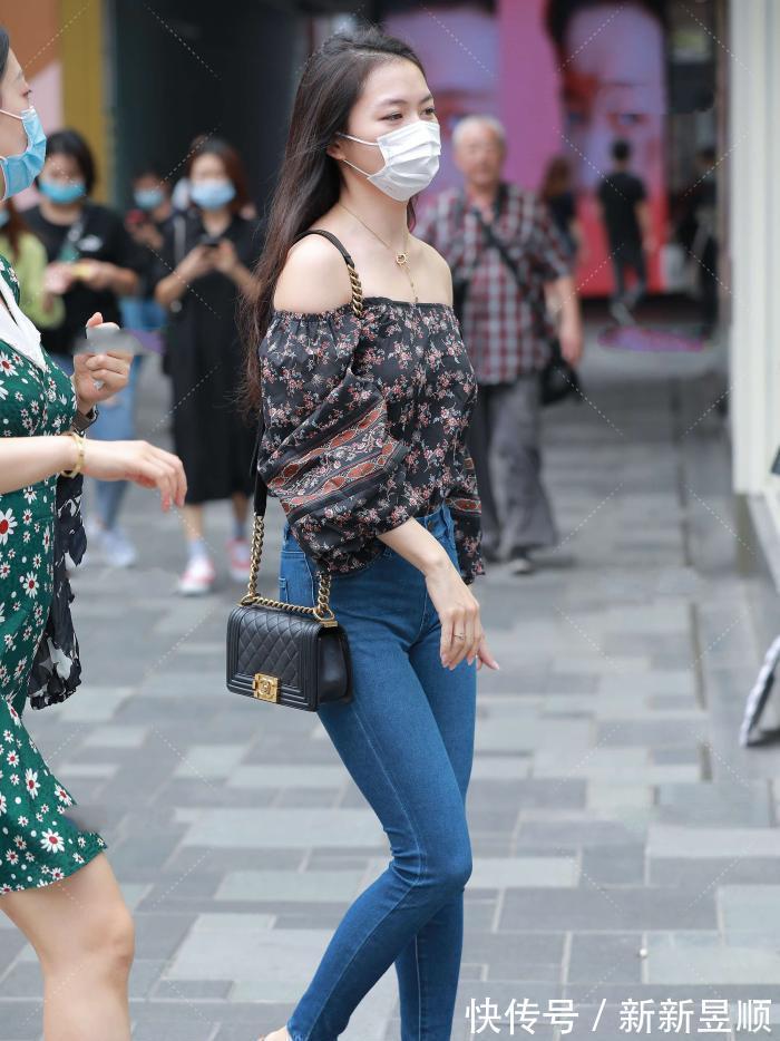 高跟鞋|一字肩碎花上衣，搭配修身牛仔裤，清凉百搭，时尚又好看