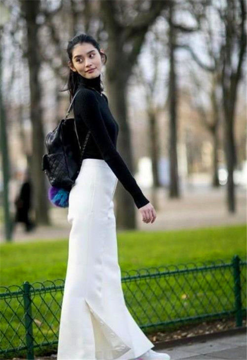 街拍：小姐姐白色上衣配黑色裙，身姿婀娜，美丽动人