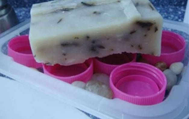 把肥皂放在矿泉水瓶盖上,第二天奇迹发生了