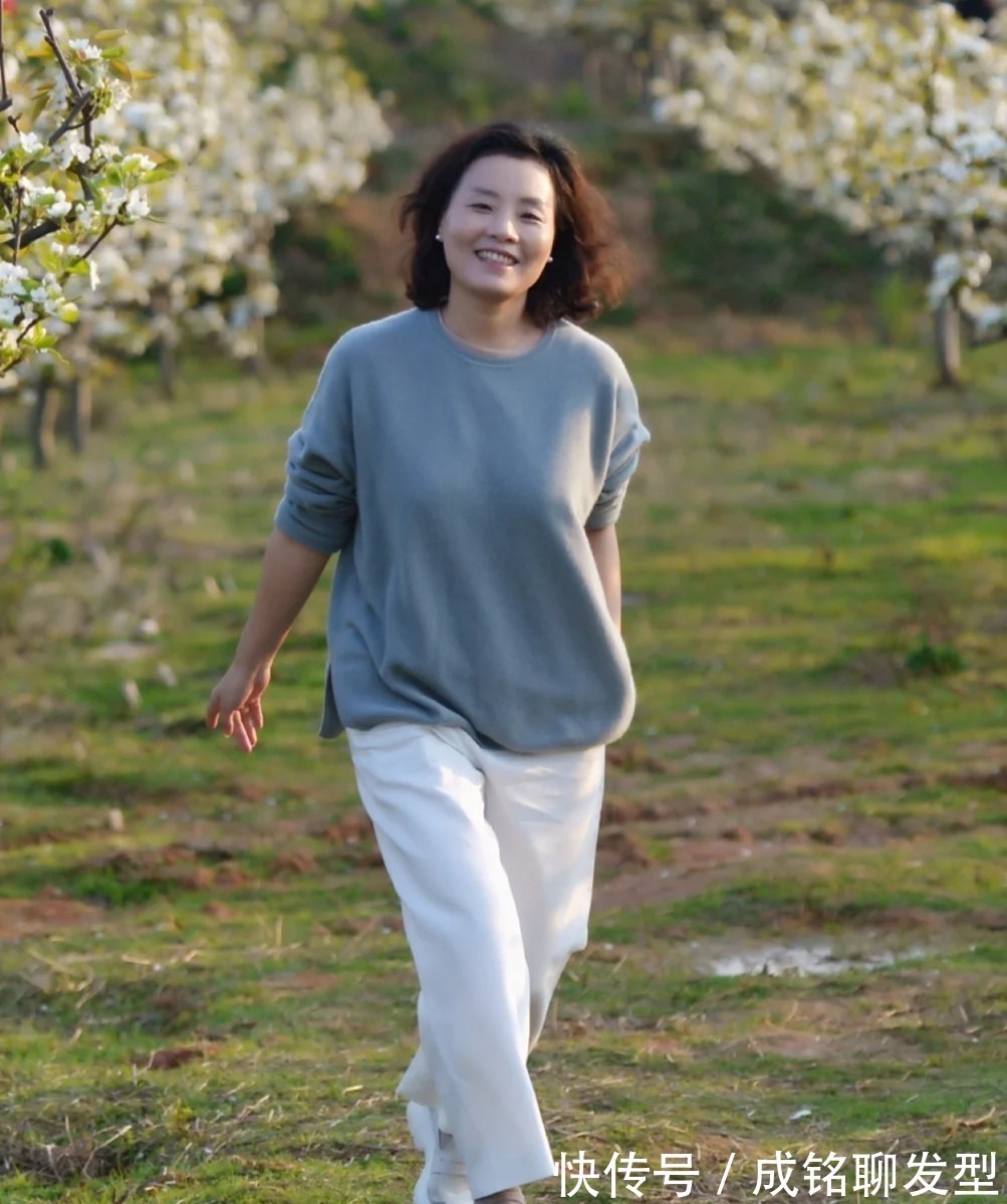 减龄|谁说年纪大就只能保守?这几位大龄女性的优雅穿搭术,洋气还减龄