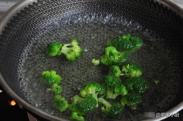 西兰花|家里有面粉的试试这种新吃法，特筋道，做法简单特解馋