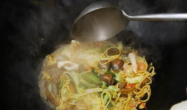 糊烂|炒面总是炒出糊烂口感简单一招,让面条滑顺入味不黏锅