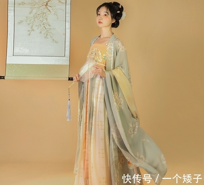 杨枝甘露&当“饮品”变成汉服,“杨枝甘露”很清新,“草莓啵啵”有点甜!