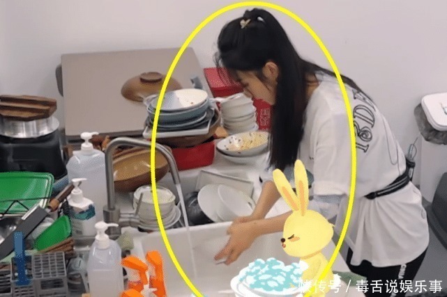 赵丽颖被说“卖惨”,刷碗2小时导致腰伤复发当镜头拉远瞬间露馅