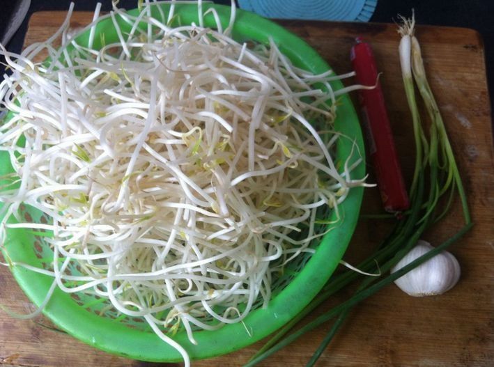 炒豆芽，不要直接下锅炒！少做这2步，豆芽出水不脆爽，还发黑