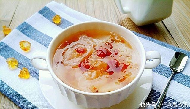 银耳和它俩一起熬,坚持1个月,色斑变淡了,皮肤变得白皙水嫩!