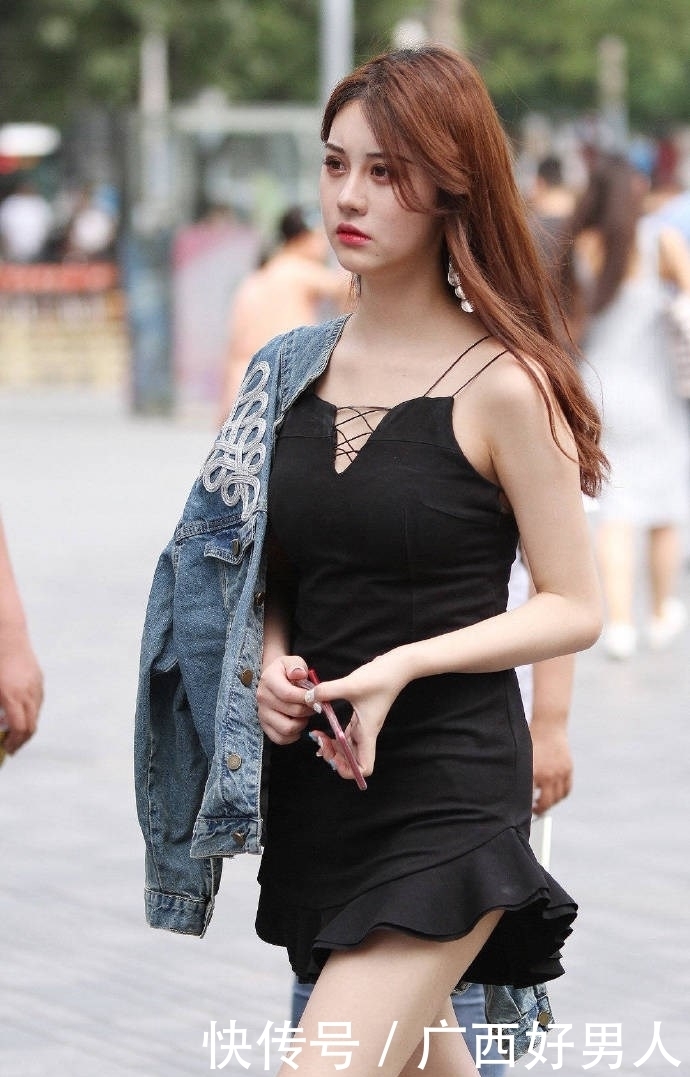 美丽|身穿黑色连衣裙的姑娘,走在大街上形成了一道美丽风景线