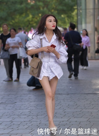 搭配|白色收腰衬衫裙搭配白色蕾丝宽腿短裤,时尚精致,显高显瘦