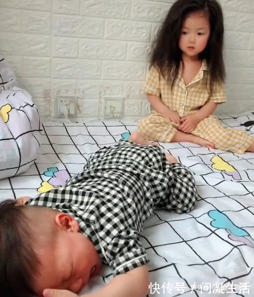 超霸道姐姐|“超霸道姐姐”欺负弟弟火了,最后魔性的笑声示意打弟弟要趁早