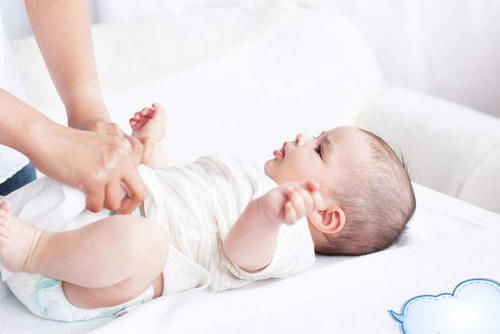 小童|别再用湿巾给宝宝擦屁股了，家长是省事了，但宝宝却被害苦了！