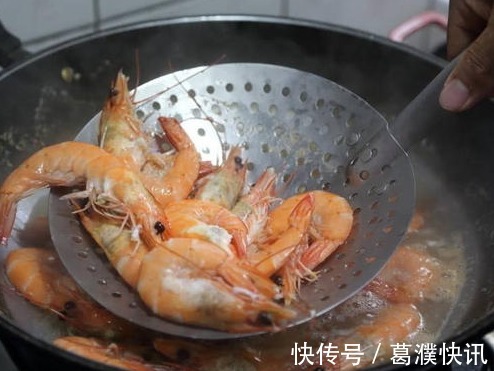 水煮虾，冷水还是热水煮多数人错在这一步，虾肉又老又柴，还腥