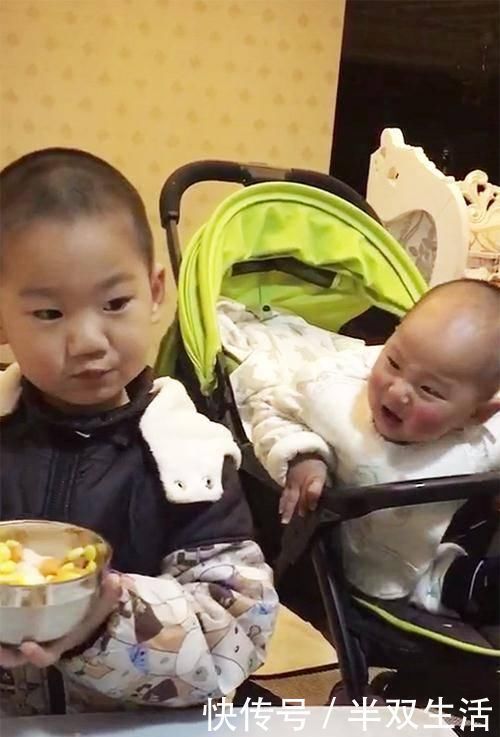 二胎政策|1岁弟弟看哥哥吃饭,馋的眼珠子快瞪出来了,弟弟给我留点