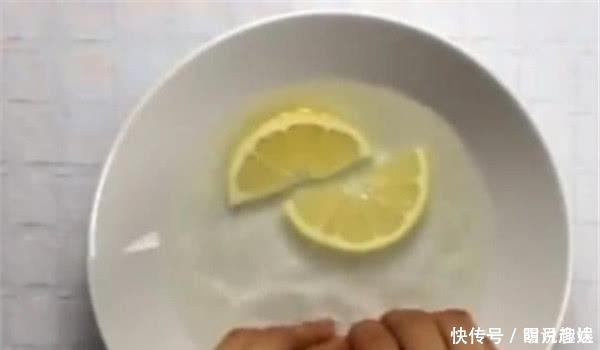 先端|为什么吃牛排时,服务员会先端来柠檬水别傻傻喝掉,容易闹笑话