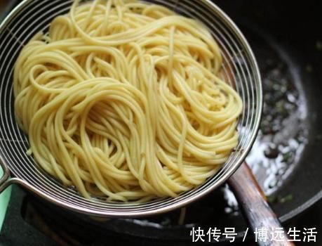 做凉面时,出锅过凉水是不对的,分享小吃店的做法,劲道更入味