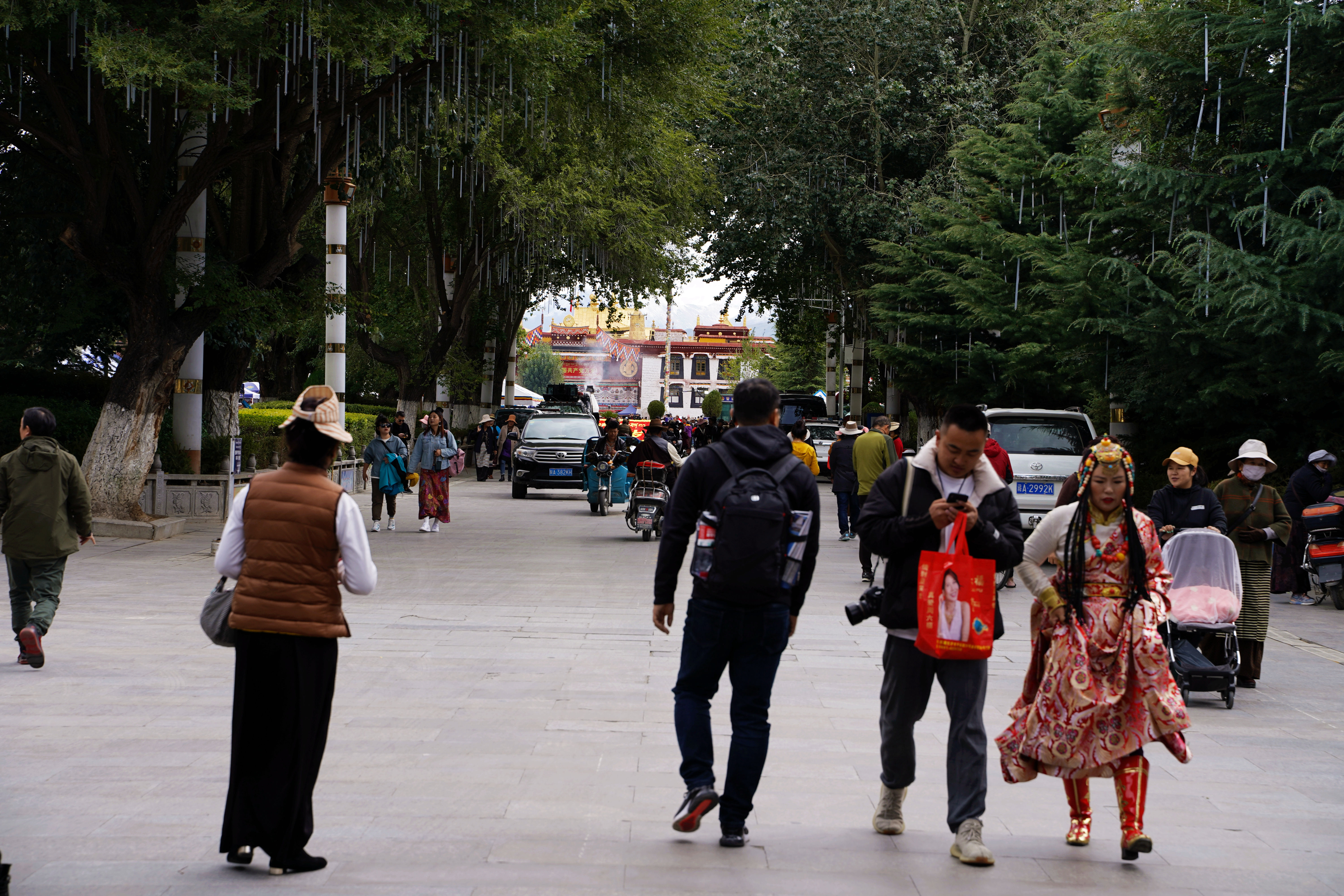 大昭寺|【80天单人单车环藏之旅】观览佛教圣地大昭寺，八廓街猎摄盛装美女