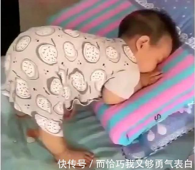 睡姿|2岁宝宝趴在床上没动静,10分钟后妈妈过去一看,结果笑喷了
