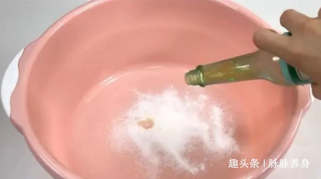 不管毛巾多脏多黄,在水里滴几滴,洗完的毛巾又软又干净!