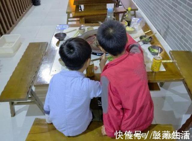 邻座|熊孩子往邻座火锅“吐口水”，家长不以为意，店家的做法十分解气