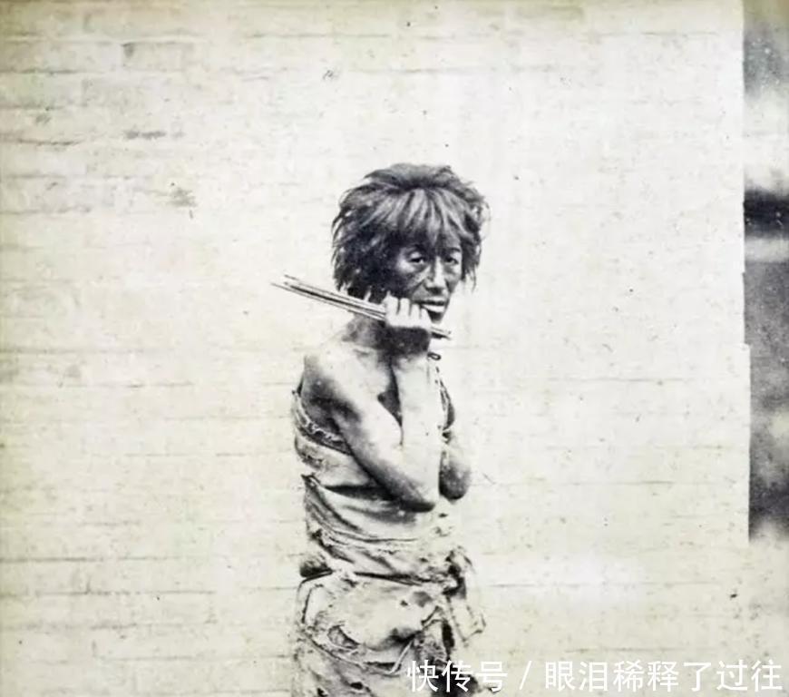 乞丐|晚清罕见照片,图二叼着烟的女子在算命,图四的乞丐在摆谱