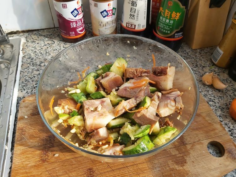 下饭又下酒的黄瓜拌猪头肉,简单拌一拌就上桌,清脆爽口真好吃