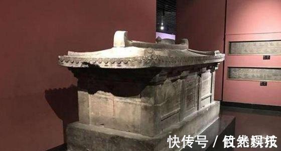 专家$61年前发现千年古墓,墓中埋一小女孩,棺上四个字让专家心惊