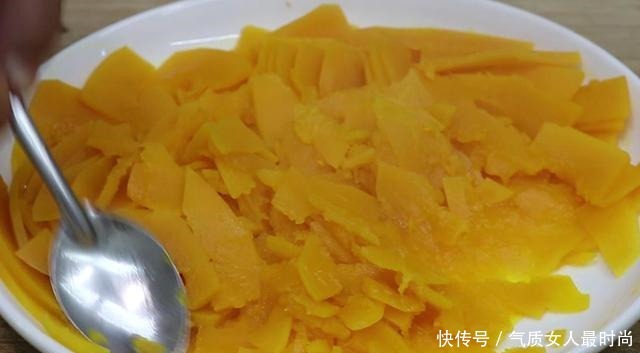  南瓜圆子|南瓜这样做太香了，去外面都吃不到，软糯香甜，一大碗都吃不够