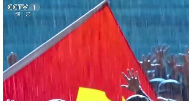 演员|鸟巢感动瞬间的背后：为什么上一秒下雨，下一秒演员衣服就干了？