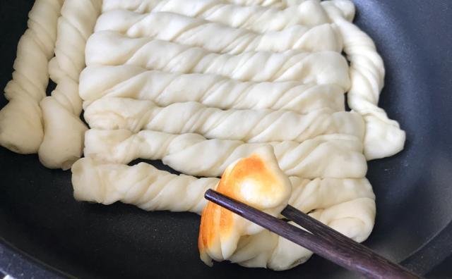 好吃的水煎花卷，拧一拧转一转煎一煎，5分钟出锅