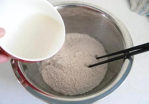 发面时，不能直接加酵母，教你正确做法，30分钟满盆，膨松香甜