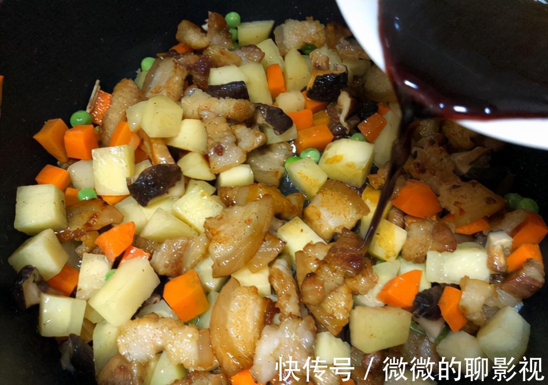盖浇饭、拌饭,都不如这一碗有肉有菜的焖饭,好吃到停不下来