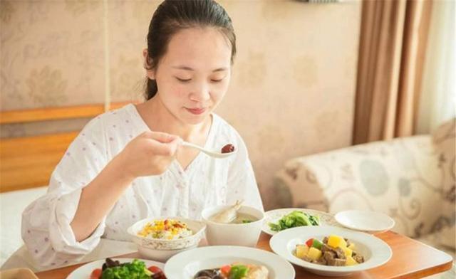 吃奶|5年前因吃奶太用力,被妈妈刮成“花脸猫”的宝宝,如今怎么样了