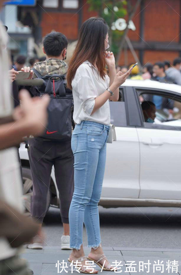 范儿|街拍:衬衫搭配浅色牛仔裤,轻松穿出知性女神范儿
