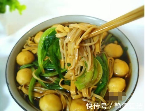 一到冬天,就馋这道菜,10块钱煮一锅,喷香下饭,特舒服