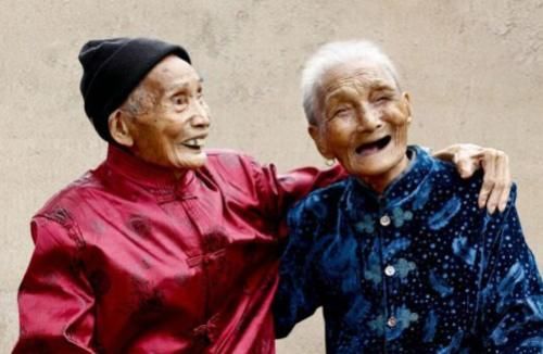 113岁长寿老人抽烟喝酒，直言：长寿其实很简单，坚持1事即可