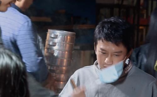 鄧超在路邊攤吃包子，看到他手中筷子的“顏色”，網(wǎng)友：活該你火