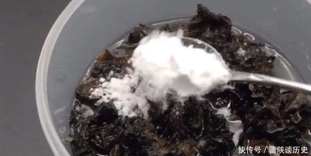 泡发木耳,用冷水还是热水?大厨说多加2样东西,泡得又快又干净