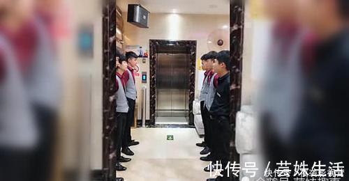 弟弟|二胎生了个弟弟,9个20岁的哥哥就把他宠成这样子,看后不谁笑