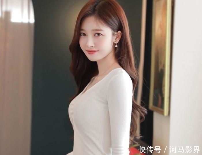 牛仔裤 白色打底衫简洁时尚,搭配修身牛仔裤让造型更显靓丽自信