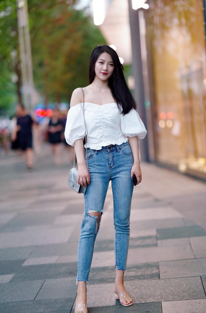 街拍高挑的身材,绝佳的气质,搭配牛仔裤便是最好的搭配