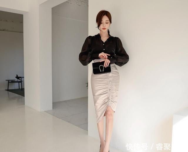 釉黑薄纱阔袖衬衫搭配层叠百褶包臀裙,展现孙允珠优雅潮流