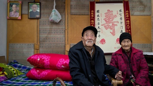 夫妻两人|我国最长寿夫妻！两人年龄和超220岁，对外揭开自己的长寿秘诀