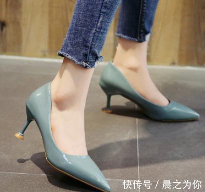 娇俏可人 细跟鞋融合精巧的尖头设计,让你显得更加娇俏可人!