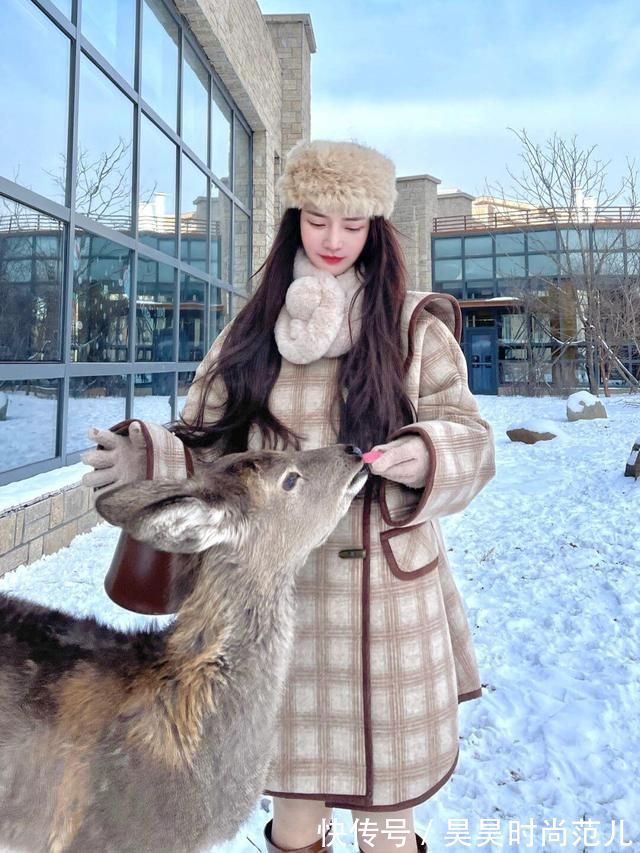 画家帽 冬日温柔风穿搭,还得是大衣+围巾更合适,保暖时尚又不挑年龄