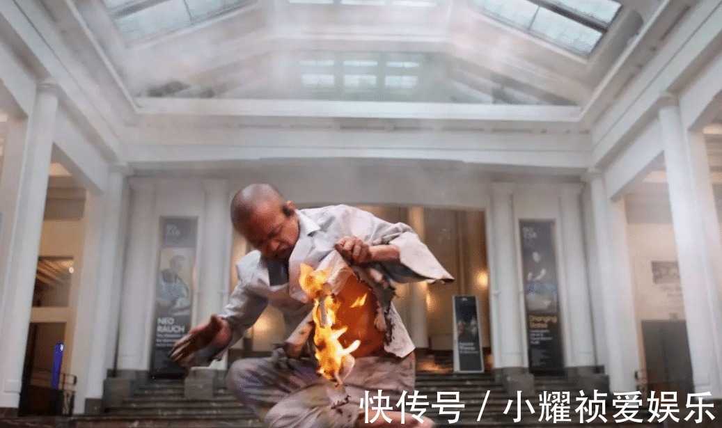 浇筑|艺术界“疯子”何云昌，用肋骨制作成项链给女友，用水泥浇筑自己