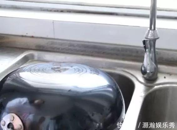 炒菜锅用久了,底下有黑垢?只需一杯饮料,旧锅立马变新锅