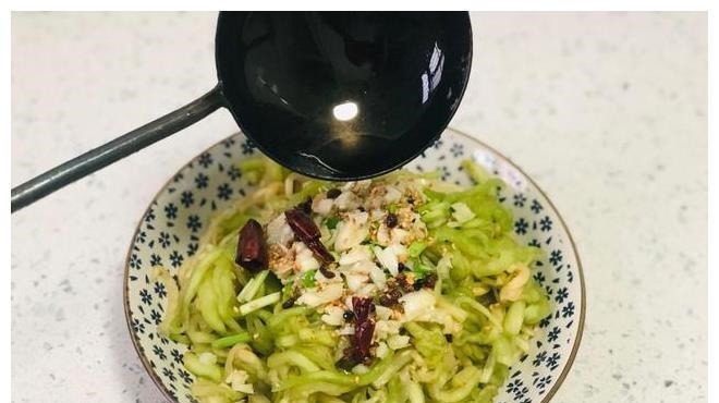 天热了，茄子别再炒着吃，试试这种吃法，不炒不蒸，一大盘不够吃