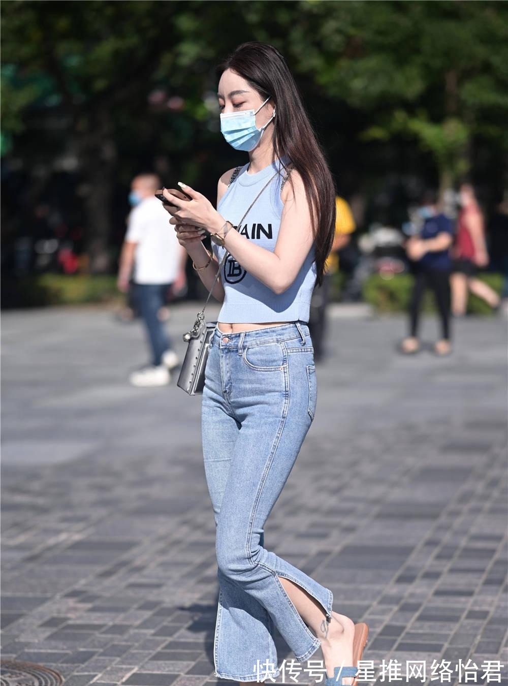 小衫|秋天可以选择牛仔裤,不挑年龄,还可以搭配出减龄效果