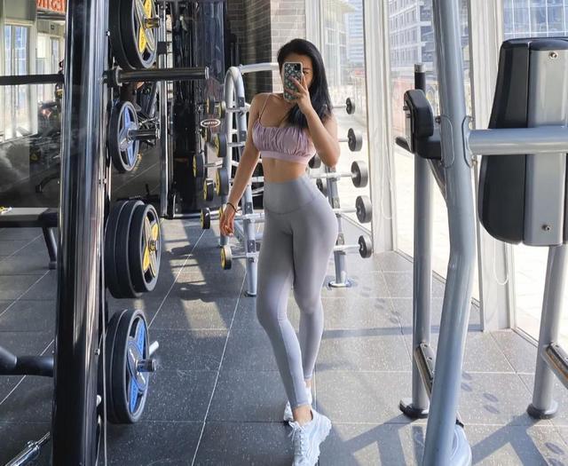 大长腿|她是00后,高中开始健身,拥有蜜桃臀和马甲线,现在是健身网红