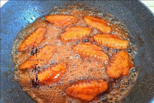 可乐鸡翅这样做才好吃,色泽红亮,骨头一滑就脱,鲜嫩入味